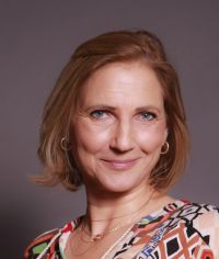 Portrait mit bunter Bluse